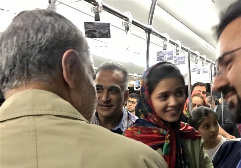 سفر سردار سلیمانی با هواپیمای عمومی و گفت&zwnj;وگوی رو در رو با مردم + عکس