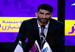لحظه اهدای جایزه بهترین دروازه&zwnj;بان فصل لیگ هفدهم فوتبال ایران +فیلم