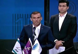 لحظه اهدای جایزه برترین مدافع فصل لیگ هفدهم فوتبال ایران +فیلم