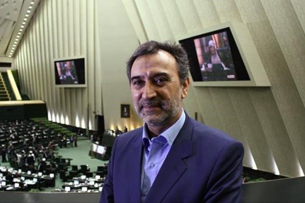 عینی*اسکندری///حضور افراد نفوذی و اصحاب فتنه در دولت موجب شده آمریکا برای به زانو درآوردن ایران استوار شود