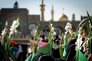 اهدای جانماز دست‌دوز به زائران حرم مطهر رضوی