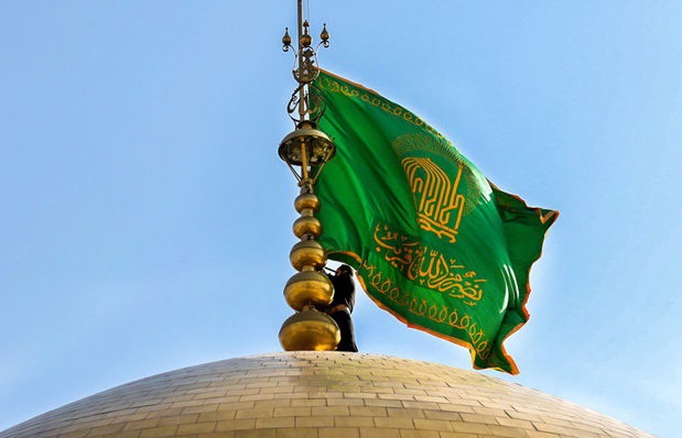 پرچم گنبد منور ضریح مطهر رضوی تعویض می‌شود