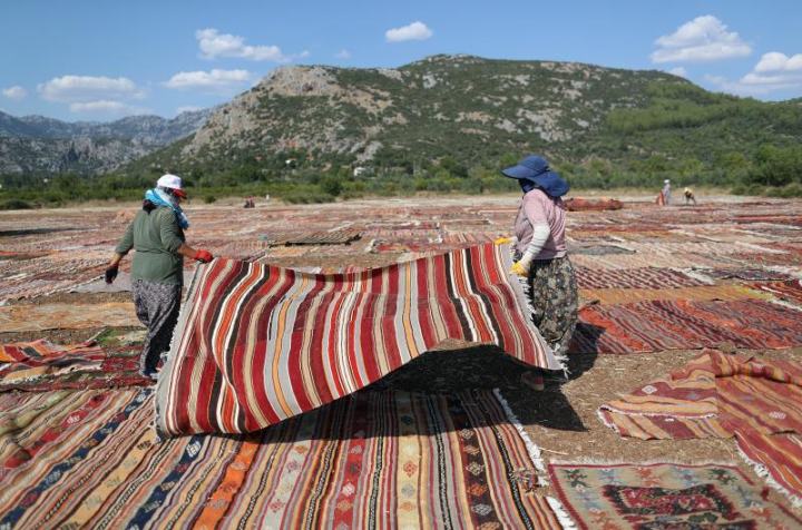 تصاویر هوایی از نمایش هزاران فرش دستباف در آنتالیای ترکیه تصاویر هوایی از نمایش هزاران فرش دستباف در آنتالیای ترکیه