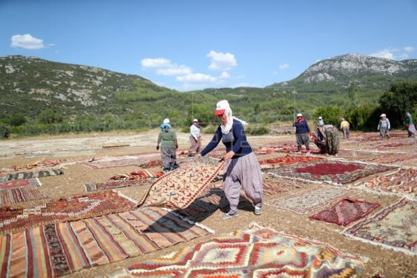 تصاویر هوایی از نمایش هزاران فرش دستباف در آنتالیای ترکیه تصاویر هوایی از نمایش هزاران فرش دستباف در آنتالیای ترکیه