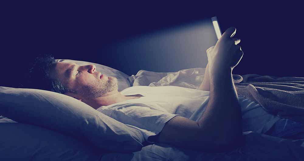 تاثیرات مخرب نور گوشی روی بدن انسان+اینفوگرافی