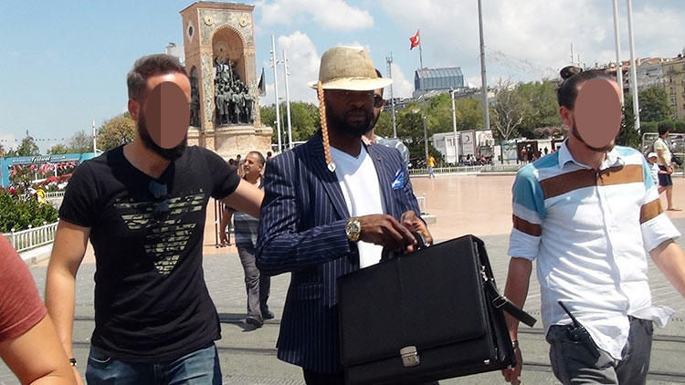 بازداشت کیمیاگری که کاغذ معمولی را به دلار تبدیل می‌کرد!+ عکس