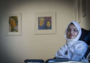 داستان زندگی هنرمند معلولی که آثارش بینندگان را شگفت زده می‌کند + فیلم