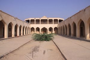 آغاز مرمت و ساماندهی مدرسه شریعتی هرمز
