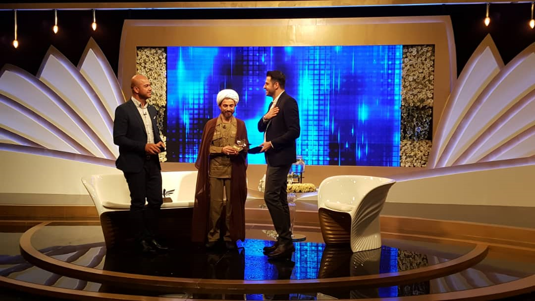 بازگشت علی ضیاء به تلویزیون با سری جدید «فرمول یک»/ حضور طلبه جوان با لباس رزم روی آنتن