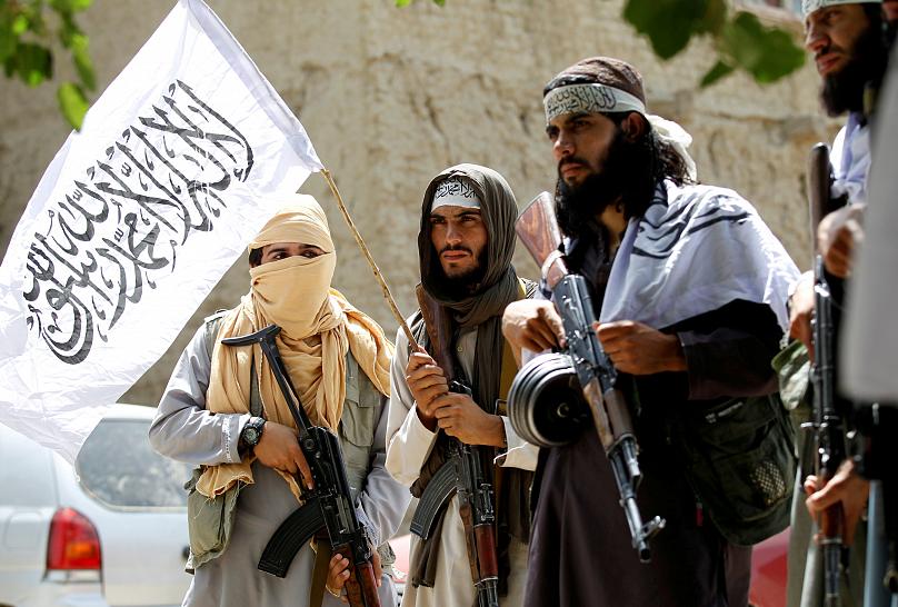 مرکز فرماندهی پليس غزنی بدست طالبان سقوط كرد + عکس