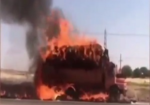 آتش‌سوزی کامیون در جاده روستای "قروه" + فیلم