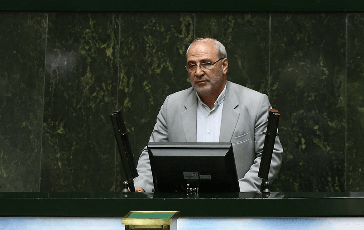 نماینده مجلسی که در اتاق کارش می خوابد