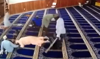 حمله مرد روانی به نمازگزاران یک مسجد+فیلم