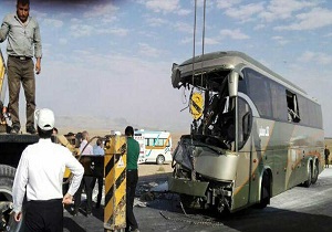 حادثه در محور اردستان به نایین/ مصدومیت ۱۸ نفر بر اثر تسادف کامیون با اتوبوس