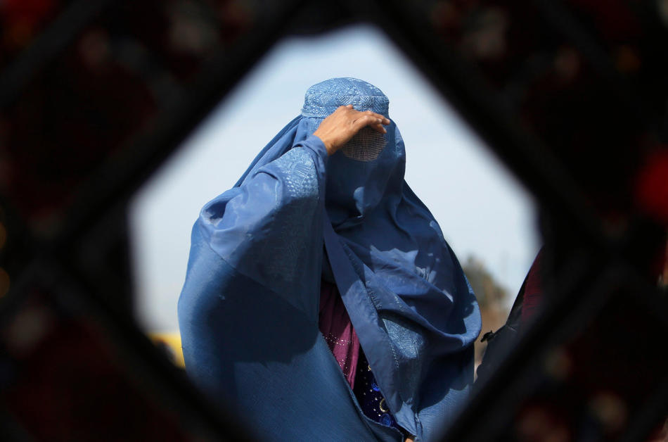 ممنوع شدن پوشیدن &laquo;چادر&raquo; در افغانستان کذب است/ چادر بخشی از هویت زنان افغانستان است
