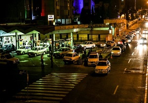 صف طولانی خودروها در پمپ بنزین زاهدان + فیلم