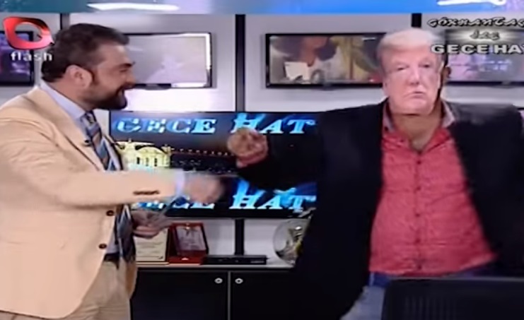 &laquo;ترامپ&raquo; در برنامه زنده تلویزیون ترکیه به دلار شادباش گرفت!+ تصاویر