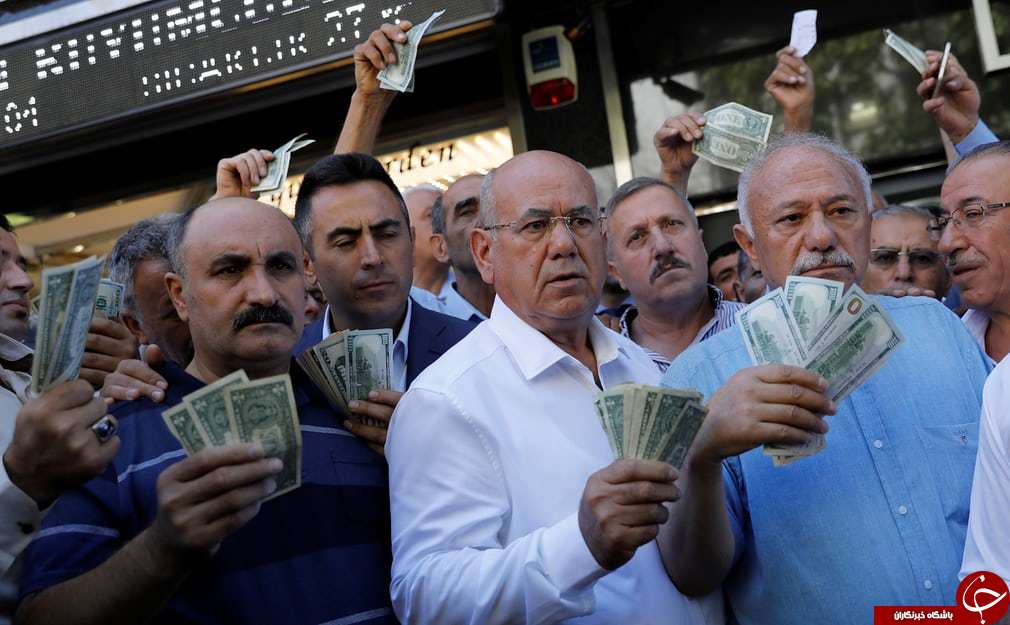 تصاویر روز: از تبعیت تاجران ترک از دستور اردوغان برای فروش دلار و یورو تا بررسی خودرویی که به پارلمان انگلیس حمله کرد
