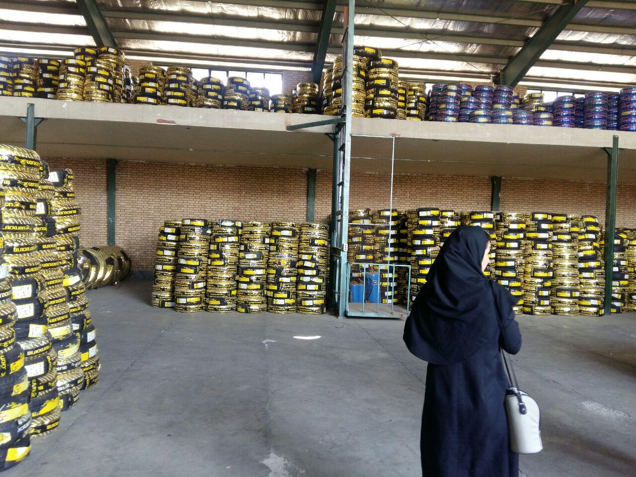 کشف انبار انبوه لاستیک کامیون و کامیونت در حوالی شورآباد + عکس