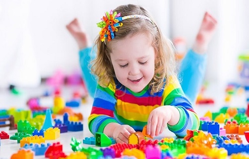 چگونه با کودکان خود بازی کنیم و نظم و ترتیب را به آن&zwnj;ها آموزش دهیم؟