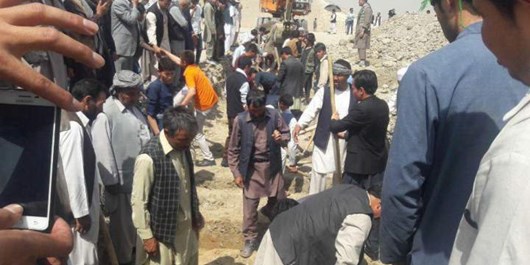مراسم خاکسپاری قربانیان حمله انتحاری کابل به خشونت کشیده شد
