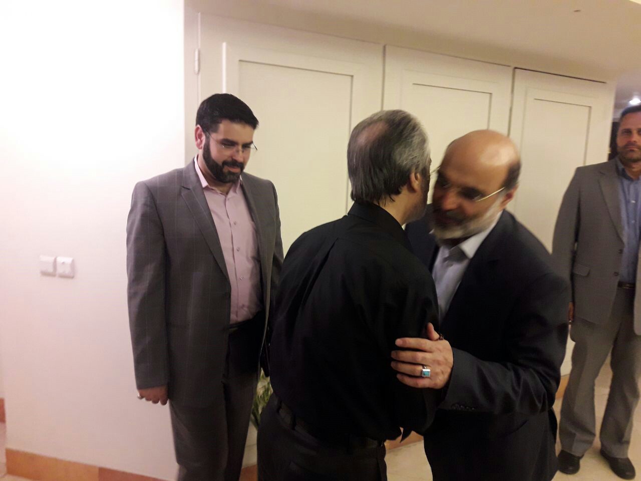 حضور رئیس سازمان صدا و سیما در منزل زنده ياد عزت الله انتظامی