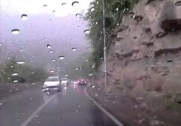 ترافیک سنگین در آزادراه قزوین-کرج-تهران/ مه گرفتگی و بارش باران در محورهای استان&zwnj;های شمالی