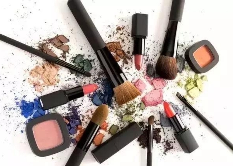 اثرات سمی لوازم آرایشی و بهداشتی بدون برچسب در کمین زنان