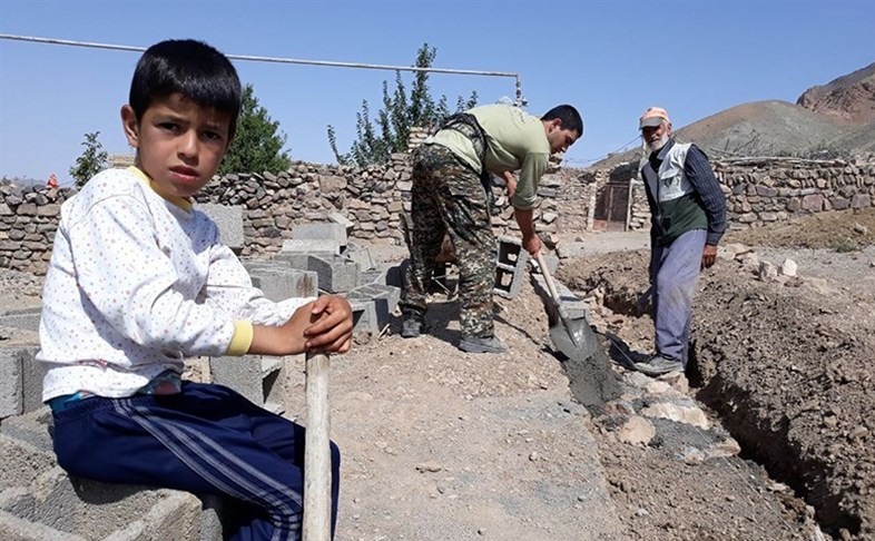روایتی از همت بلند جهادگران جوان در روستایی محروم / برایت &laquo;سرپناه&raquo; می&zwnj;سازیم+ تصاویر
