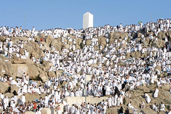 کنده شدن چادرهای عرفات در پی وزش باد و باران شدید+ فیلم