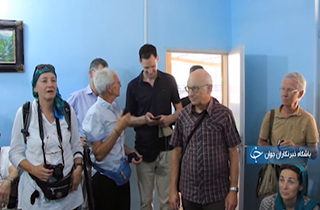 بازدید گردشگران خارجی از یک کارگاه فرش در نائین + فیلم