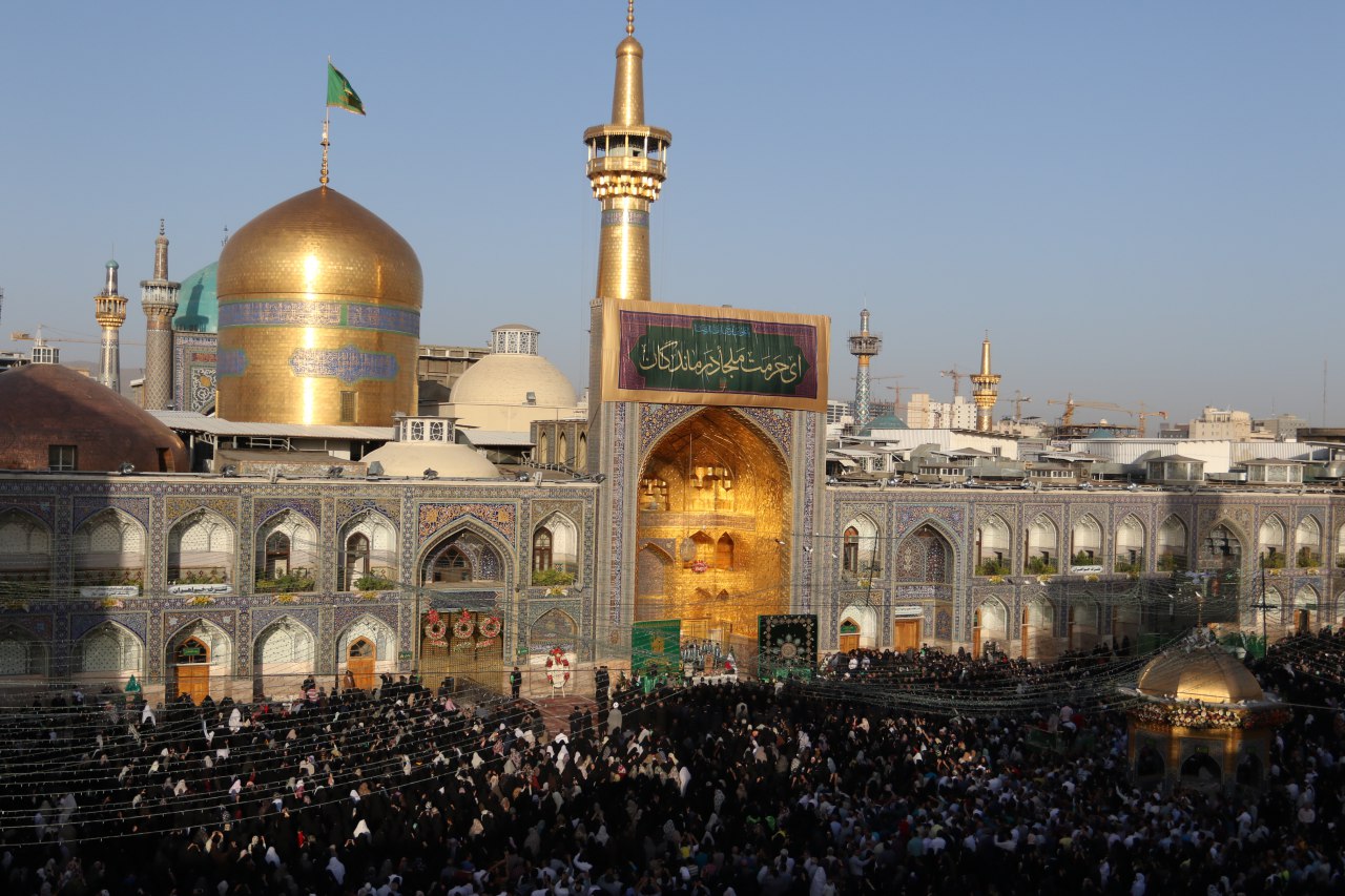 حرم مطهر رضوی غرق در نور و سرور و شادمانی است