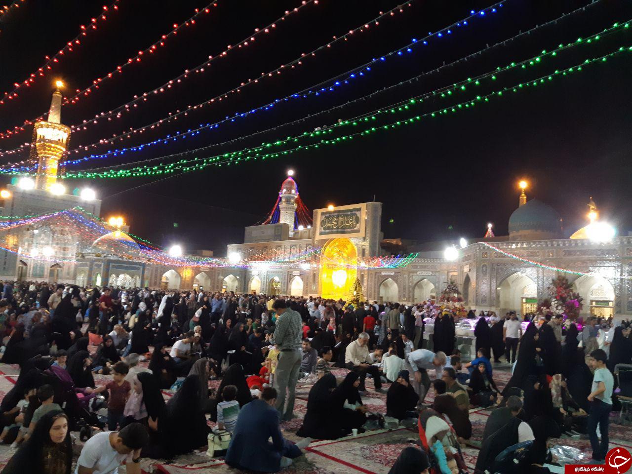 حال و هوای حرم رضوی در شب میلاد امام رضا (ع) + فیلم و تصاویر