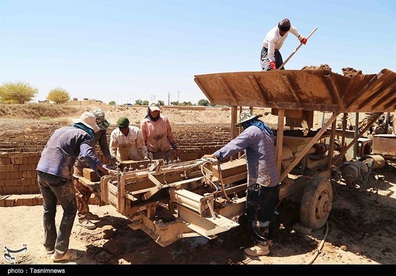 کوره آجرپزی در اسفراین و دست&zwnj;هایی که از خاک 