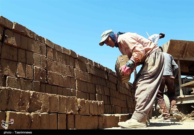 کوره آجرپزی در اسفراین و دست&zwnj;هایی که از خاک 