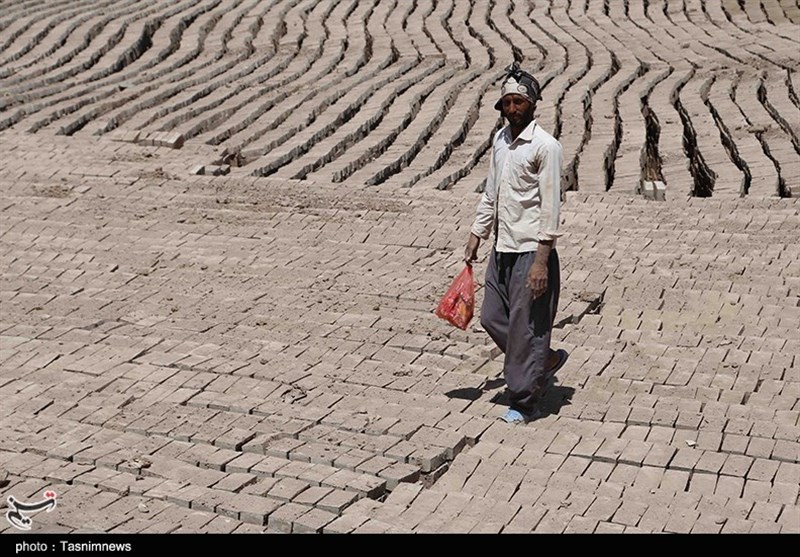کوره آجرپزی در اسفراین و دست&zwnj;هایی که از خاک 