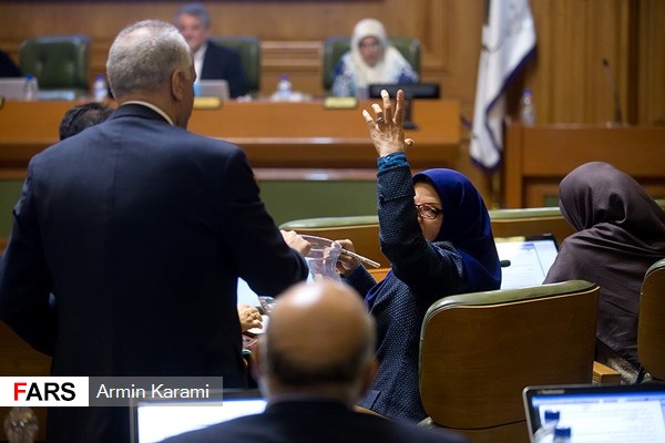 افشانی در بهشت می&zwnj;ماند/ معاونان و مدیران بازنشسته باید از شهرداری تهران بروند