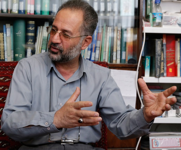 عده&zwnj;ای که در داخل کشور برطبل مذاکره با آمریکا می&zwnj;کوبند، مزدورند یا درکی از مسئله ندارند