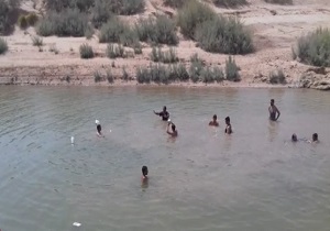 بازی واترپلو در رودخانه روستای "دشت بزرگ" + فیلم