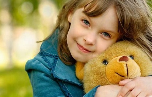 چگونه وابستگی کودک به وسایلش را کنترل کنیم؟ چگونه وابستگی کودک به وسایلش را کنترل کنیم؟