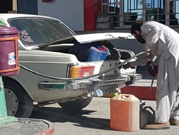 طولانی شدن صف&zwnj;های بنزین در زاهدان /مشکل اصلی صف&zwnj;های طولانی کارت&zwnj;های سوخت مهاجر است/کشف بیش از ۳ میلیون و ۹۵۰ هزار لیتر سوخت قاچاق در سیستان و بلوچستان