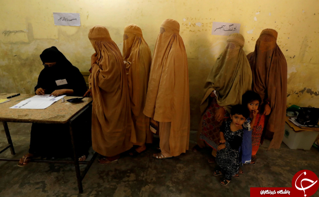 تصاویر روز: از افتادن سنگ 100 کیلویی دیوار ندبه تا انتخابات پارلمانی پاکستان