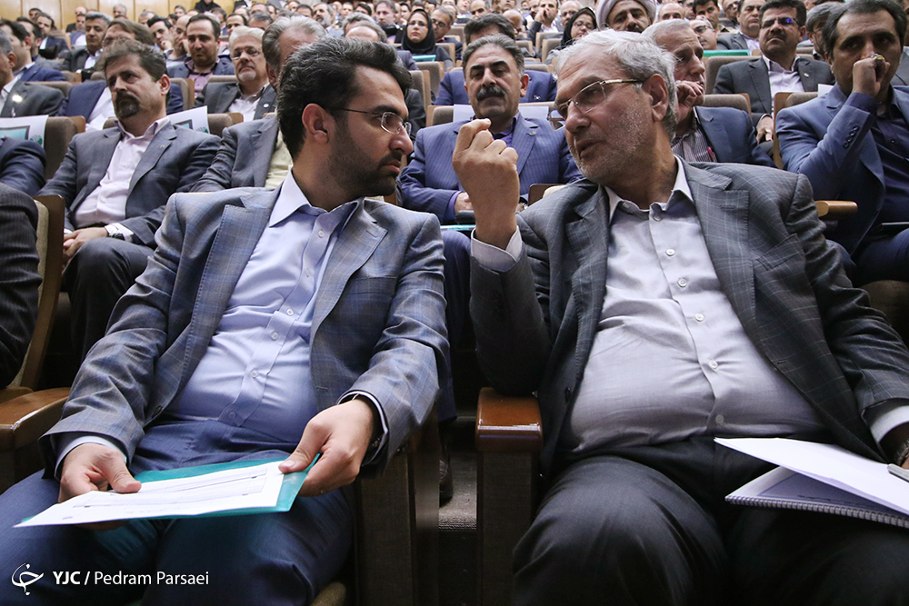 ماچ پدرانه وزیر کار به سر وزیر ارتباطات! +تصاویر