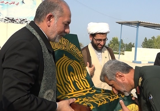 اهتزاز پرچم آستان مقدس حضرت علی بن موسی الرضا (ع) بر عرشه ناوچه شهید سلمی