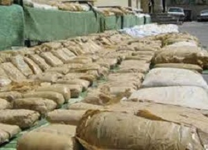 کشف یک تن و ۳۰۰ کیلوگرم مواد مخدر از یک کامیون در آشتیان +عکس