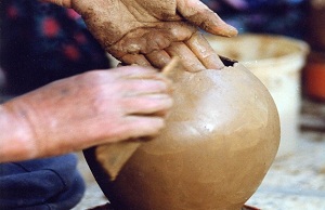 احیای هنر سفالگری بدون چرخ گرد به همت خانم ۷۵ ساله در روستای خمین