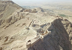 مرمت و نورپردازی بخشی از قلعه کوه قاین