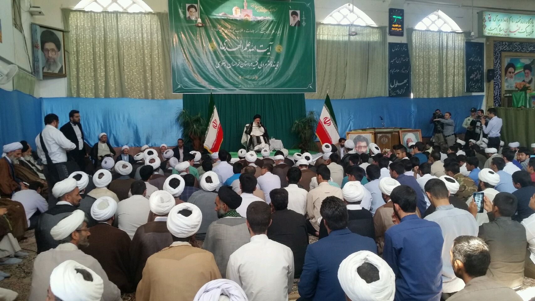 امروز  همه دنیا برای براندازی اسلام متحد شده اند