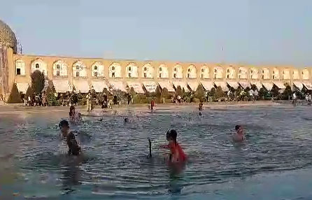 آب&zwnj;بازی کودکان در میدان نقش جهان استان اصفهان + فیلم