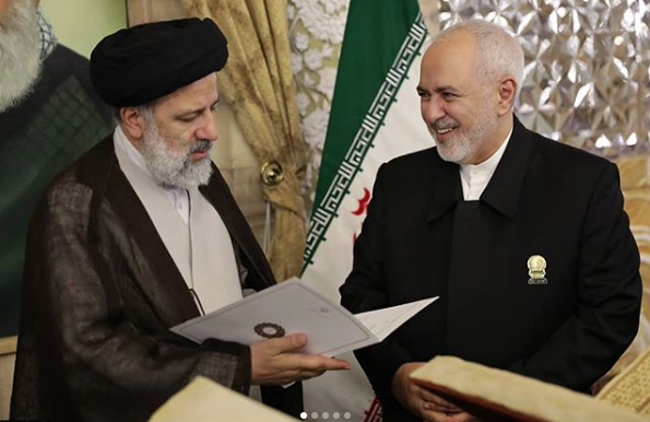ظریف دو نسخه قرآن تاریخی را به آستان قدس رضوی اهدا کرد +تصاویر